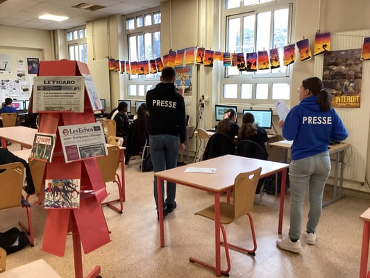 Les étudiants de l'Ecole du journalisme coachent les élèves