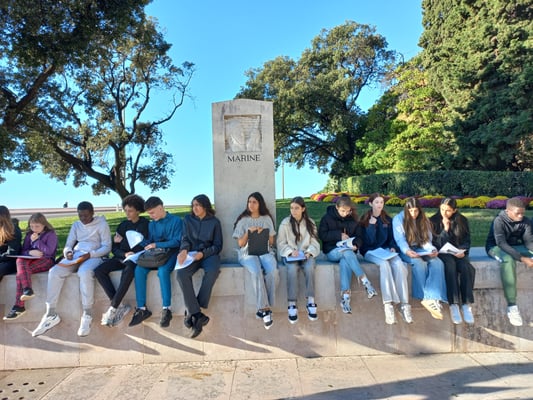 Les élèves de 3è4 écoutent les consignes