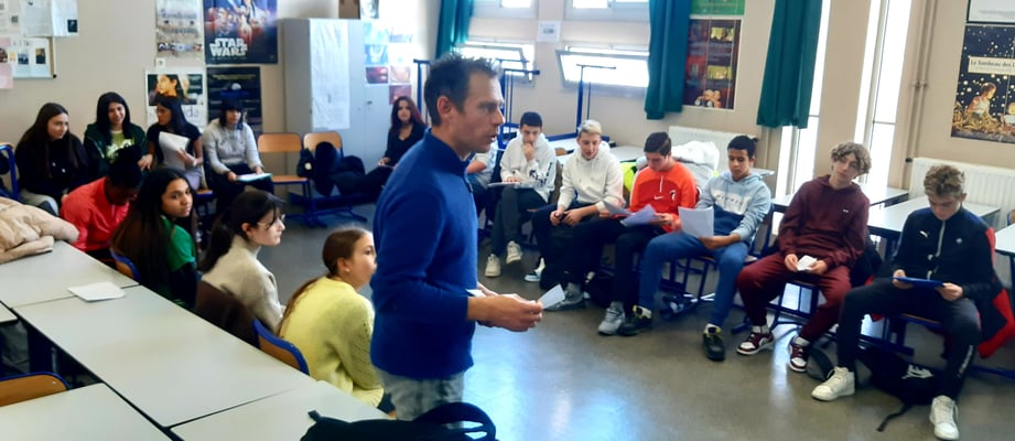 Le comédien Jérôme Kocaoglu entraîne les élèves pour le concours d'éloquence