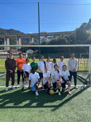 L'équipe féminine de l'A.S. encadrée par M. Brouard, prof. d'EPS (à droite) et M. Franche, stagiaire (à gauche)