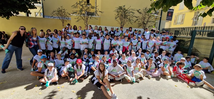 Les élèves de 6è dans la cour du collège