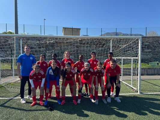 L'équipe féminine de l'AS, encadrée par M. Brouard (à droite) et M. Grammatico (à gauche)