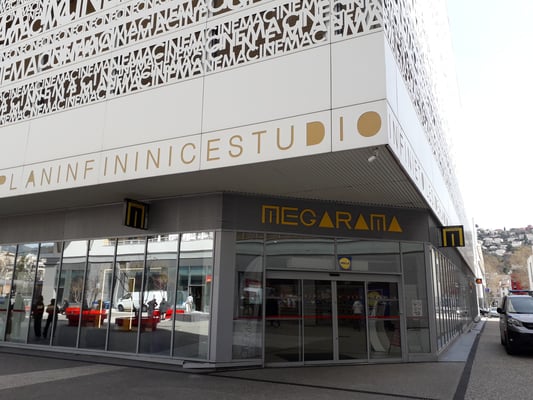 Entrée du Megarama de Nice, partenaire de Collège au cinéma
