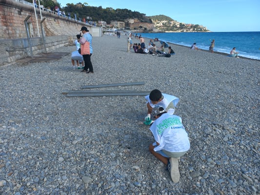 Ramassage des déchets sur les plages de la Promenade des anglais