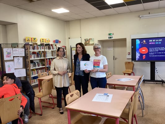 Mme la rectrice entourée de Mme Guemri (à gauche) et Mme Bartolini (à droite)