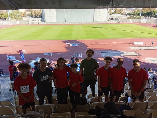 Des élèves de l'A.S. du collège Risso en compagnie de leurs professeurs d'EPS : M. Brouart (à gauche) et M. Gérard ( au centre)