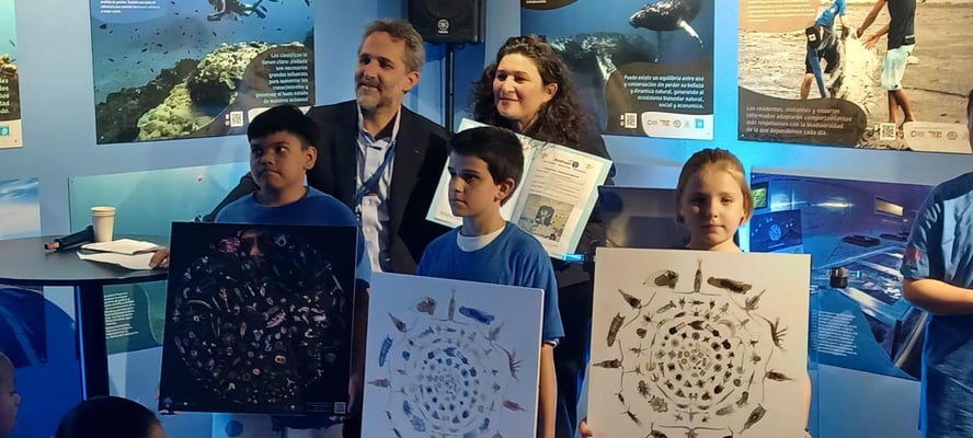 Des élèves ambassadeurs entourés Aurélie Dubreuil et Romain Troublé, sur le pavillon du Costa Rica