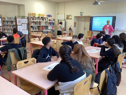 Mme Bartolini intervient auprès d'une classe de 4è