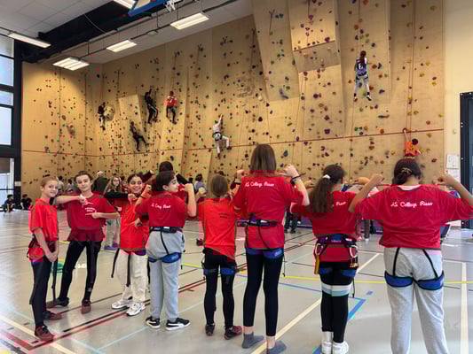 Les filles de l'AS escalade en compétition amicale au collège Jules Romain