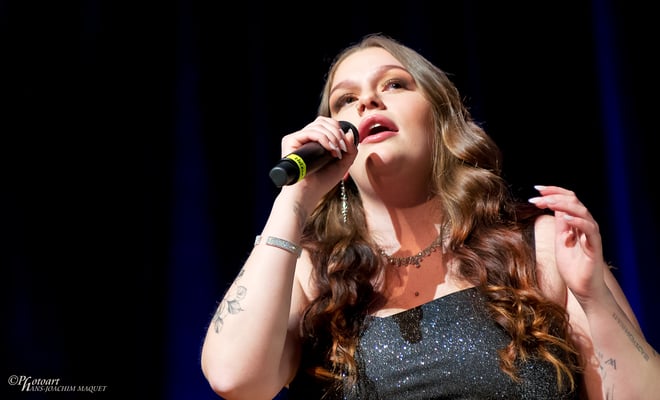 Helena Forster bestritt die musikalische Eröffnung. Foto: HaJo Maquet