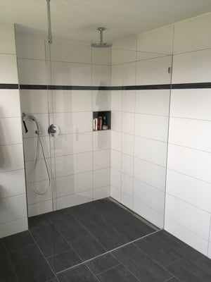 Duschtrennwand mit Deckenstütze