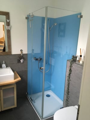 Duschtrennwand mit Glasrückwand