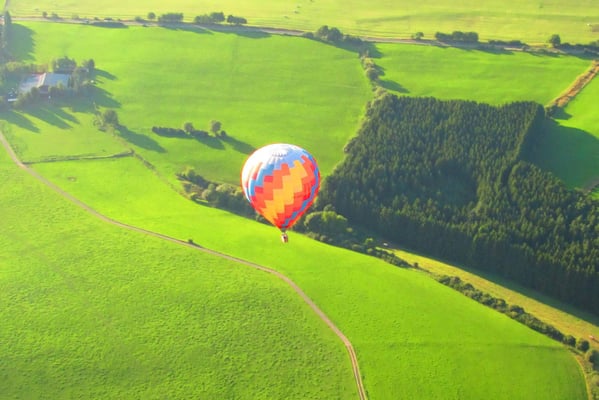 Der Ballon neben dem Flugplatz