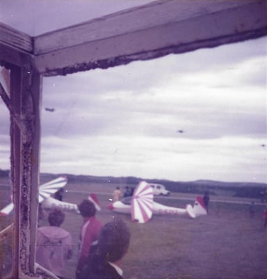 Team Zwergreiher - 2x Vogt Lo 100 Zwergreiher - D-6212 + D-0373 & 4x Blackburn Buccaneer im Anflug