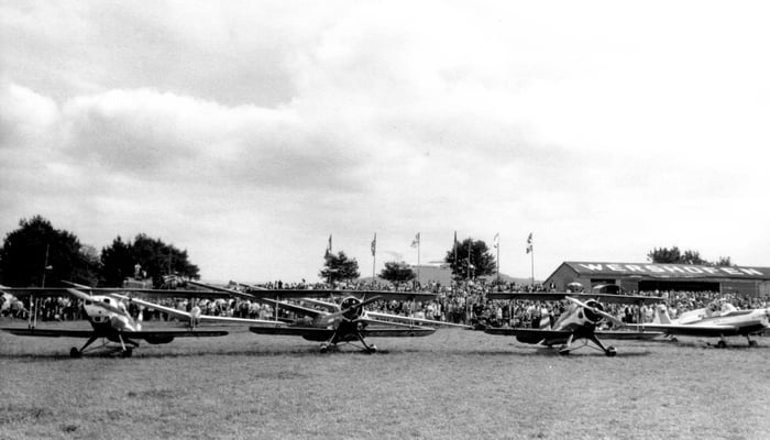 Kunstflug-Team-Austria - Bücker (Dornier) Bü 131R-150 Lerche - OE-AKF - c/n 51 + 2x Bücker (Dornier) Bü 133 Jungmeister - OE-AKH + OE-AKC - c/n 18 + 32 + Zlin Z-526F Tréner - D-EAFU - c/n 975; dahinter Segelflugzeuge der SFG Wershofen