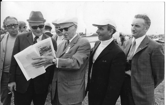 Ehrengäste im Gespräch mit einem Veteranen: (v.l.) Kreissportbund-Vorsitzender Peter Hoff, Regierungspräsident Heinz Korbach, Veteran Schmitt, SFG-Vorsitzender Karl Brenner, Bürgermeister Udelhoven