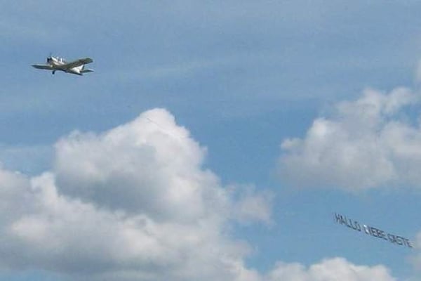 Im langsamen Vorbeiflug lässt sich die Botschaft gut lesen: