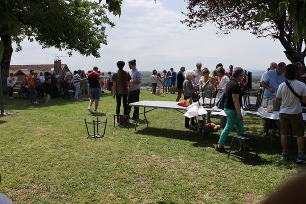 Apéritif sur l'esplanade offert par la mairie de Parisot (c) JDR