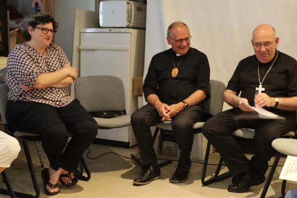 Remise des statuts par Mgr Guellec (c) JDR