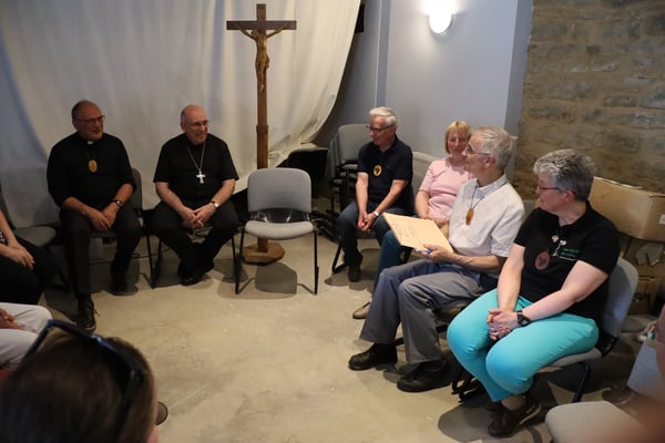 Remise des statuts par Mgr Guellec (c) JDR