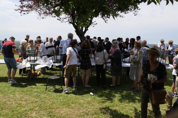 Apéritif sur l'esplanade offert par la mairie de Parisot (c) JDR