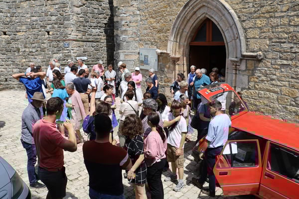 Vente des sardines  à la sortie de la messe (c) JDR