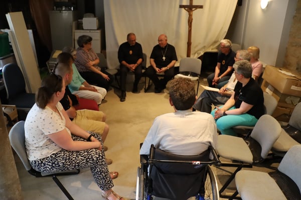 Remise des statuts par Mgr Guellec (c) JDR