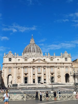 La place St Pierre sous le soleil et encore vide !