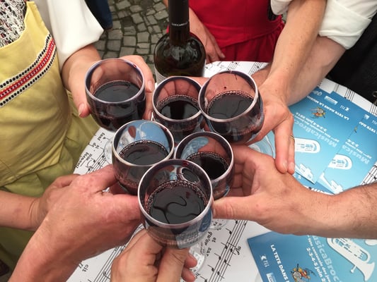 A qui sont ces mains