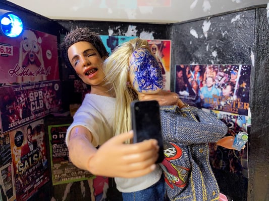 Selfie-Dioramen: nachgestellte Profilporträts