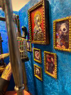 Selfie-Dioramen: nachgestellte Profilporträts