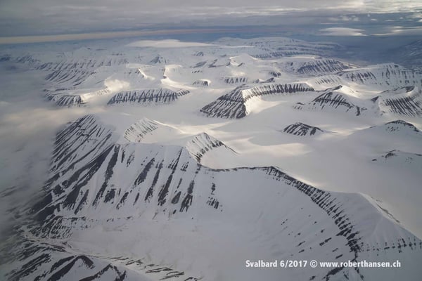 Verschneite Berge im Sommer © Robert Hansen