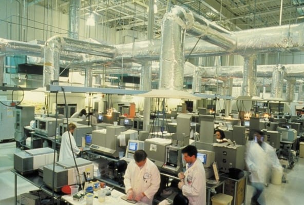 un laboratoire de séquençage d'ADN en 1994...