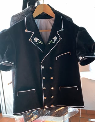 Mutz, Ausführung in Manchester mit weisser Soutache und Edelweiss-Stickerei; Preis auf Anfrage