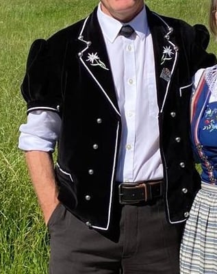 Mutz, Ausführung in Samt mit weisser Soutache und Edelweiss-Stickerei; Preis auf Anfrage