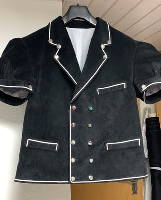 Mutz, Ausführung in Manchester mit weisser Soutache; Preis auf Anfrage