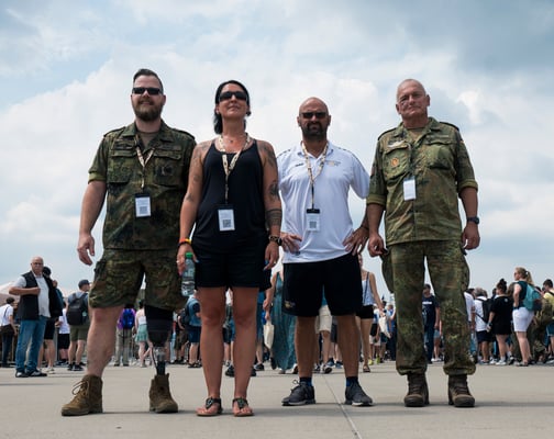 Andreas Rückewoldt und seine Lebenspartnerin, Jens Ruths und Meik Briest auf Fotospaziergang auf der ILA