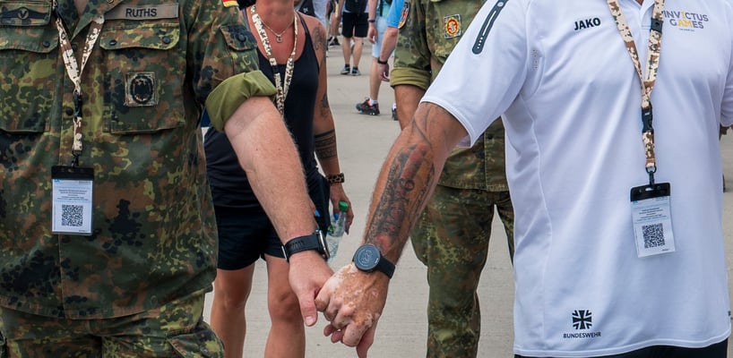 Andreas Rückewoldt und seine Lebenspartnerin, Jens Ruths und Meik Briest auf Fotospaziergang auf der ILA