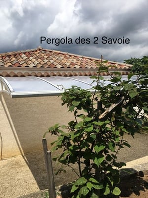 Le Carport suspendu sans poteaux avec sa toiture cintrée garantie une grande résistance aux conditions extrêmes en Savoie, Isère et Haute Savoie, grâce à sa fabrication mécano soudée sur mesure.