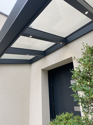 L'aluminium est un matériau recyclable à l'infini, noble et durable pour des réalisations design.