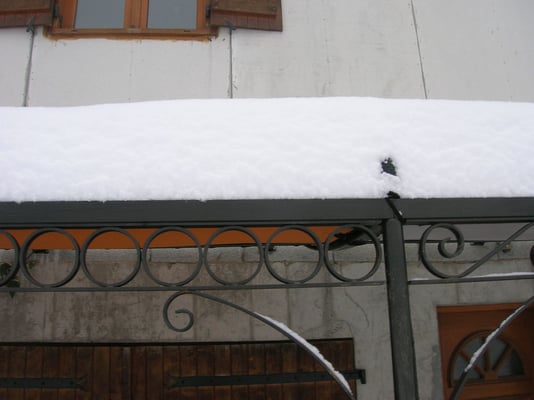 pergola en fer forgé, style chaleureux et élégant