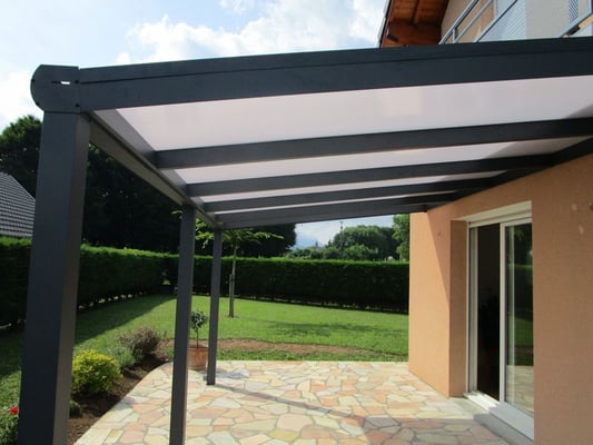 pose d'un abris en aluminium sur mesure