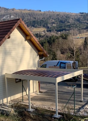 Un carport autoporté au style minimaliste qui s'accorde parfaitement à la maison, pour une véritable alternative au garage