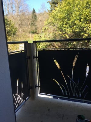 Balcon protégé par garde corps en fer forgé sur mesure fabrication artisanale.