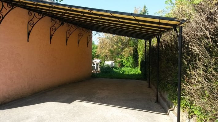 Besoin de protéger son vehicule des intemperies ou du soleil, Optez pour un abri de voiture en fer forgé et baché style pergola