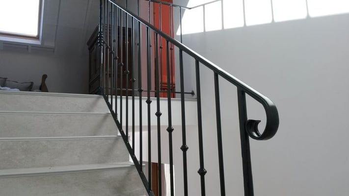 Rampe d’accès en fer forgé artisanale, garde corps sur mesure.