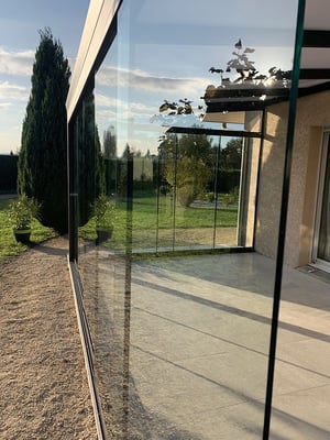 Le jardin d'hiver permet de profiter de la lumière naturelle toute l'année, ce qui est bénéfique pour le moral et la santé notamment en hiver.