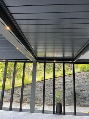 Du sur mesure pour une pose entre murs, vous pouvez ajouter des options telles que des éclairages LED intégrés, des capteurs automatique pluie, vent ou des stores latéraux, Réalisation sur les hauteurs de Chambéry.