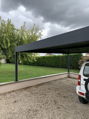 un abri voiture qui résiste au vent et à la neige Garage ou Carport, deux solutions en une pour protéger un véhicule ou créer un petit atelier. Combinés avec les rubans LED et les parois en bois ou en aluminium.