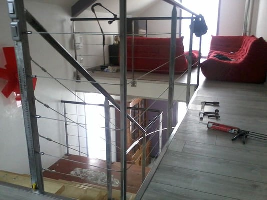 Artisan grenoblois créant des gardes corps sur mesure en fer forgé.